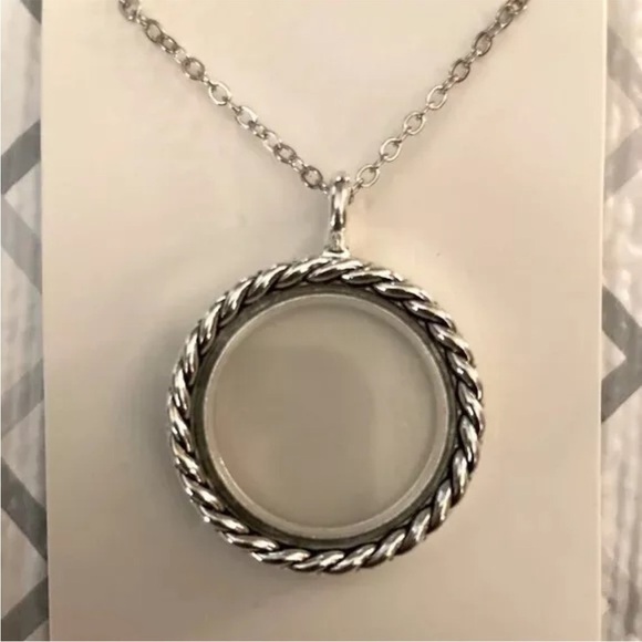 EFFY Silver Locket Pendant Necklace Opens To Hold Memorable Keepsakes Charm - Picture 3 of 5